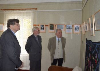 Prof. Algirdo Juliaus Greimo 100-osioms gimimo metinėms skirtą fotografijų, dokumentų ir spaudos leidinių parodą „Iš Kunigiškių- į platųjį pasaulį“ susidomėję apžiūri (iš kairės į dešinę) istorikas profesorius akademikas Antanas Tyla, Lietuvos muzikos ir teatro akademijos docentas, dr. Rimantas Astrauskas ir muzikos teoretikas, muzikologas, pedagogas, A. J. Greimo paveldo saugotojas ir populiarintojas, humanitarinių mokslų daktaras prof. Karolis Rimtautas Kašponis. Autoriaus nuotr.