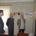 Prof. Algirdo Juliaus Greimo 100-osioms gimimo metinėms skirtą fotografijų, dokumentų ir spaudos leidinių parodą „Iš Kunigiškių- į platųjį pasaulį“ susidomėję apžiūri (iš kairės į dešinę) istorikas profesorius akademikas Antanas Tyla, Lietuvos muzikos ir teatro akademijos docentas, dr. Rimantas Astrauskas ir muzikos teoretikas, muzikologas, pedagogas, A. J. Greimo paveldo saugotojas ir populiarintojas, humanitarinių mokslų daktaras prof. Karolis Rimtautas Kašponis. Autoriaus nuotr.