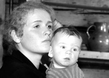 Socialinė globotoja Vaida Paulauskienė širdies šiluma dalijasi su septynerių mėnesių laikinai tėvų globos netekusiu Nojumi Jonu.