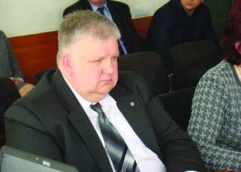 Savivaldybės administracijos direktoriaus pavaduotojas Ramūnas Blazarėnas prisipažino, kad papildomai nori dirbti Anykščių technologijos mokyklos mokytoju ir dėl to, kad nėra užtikrintas dėl savo ateities savivaldybėje.