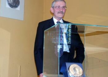 Jonas Žukas ir jo vieno kūrinio – medalio Pranui Dovydaičiui – paroda Koplyčioje. Tautvydo KONTRIMAVIČIAUS nuotr.