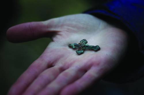 Prie žuvusiųjų palaikų archeologai aptiko butelį, kryželį ir kareivio identifikacijos žetoną. Dažniausiai jie būdavo dvigubi arba gaminti iš vieno metalo lakšto su iš abiejų pusių iškalta ta pačia informacija. Žuvus kariui, jo kovos draugai, jeigu būdavo