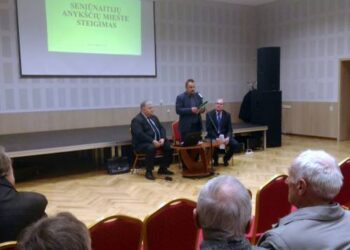 Kultūros centro mažojoje salėje rajono vadovai gyventojams apie miesto seniūnaitijas demonstravo skaidres.