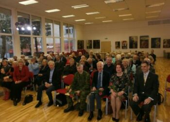 – Salėje Vilniaus anykštėnai. Iš dešinės (1-oje eil,): Gediminas Grina, Regina Smetonaitė, Jonas Andriuškevičius, Valdas Šiaučiulis ir kt. Autoriaus nuotr.