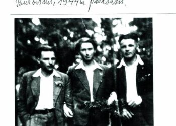 Trys burbiškėnai draugai: Vincas Vitkūnas iš Pagraužių k., Bronius Tyla (mano brolis) iš Bičionių k. ir Juozas Rudokas, Julės Rudokaitės brolis, iš Pagraužių k.. Burbiškis, 1944 m. pavasaris.
