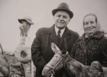 Butėnų vienkiemyje, skulptūrų sode, jauki valandėlė - rašytojas Juozas Baltušis ir Bronė Valuntienė.