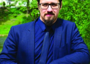 Vilniuje gimęs ir augęs advokatas Algirdas Misevičius įsikūrė provincijoje – Zarasuose, o advokato kelią pradėjo  Utenos advokatės Janinos Umbrasienės kontoroje. Advokatas nesigaili, kad karjerą pradėjo regione. Atvirkščiai - tvirtina, kad didelio miesto didelėje kontoroje karjeros pradžioje būtų dirbęs ne su bylomis, o „teisininko padėjėju“.