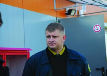 Utenos regiono aplinkos apsaugos departamento Anykščių rajono skyriaus vedėjas Arnoldas Kazakevičius Utenos klube būdamas neblaivus nuo policininkų bandė užstoti nepažįstamą girtą vyrąJono JUNEVIČIAUS nuotr.