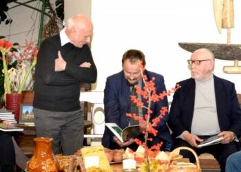 Knygos "Žemė kelia žiedą" autoriai - "Anykštos" redaktorius, fotožurnalistas Jonas Junevičius (kairėje) ir rašytojas Vygandas Račkaitis (dešinėje) knygą pristatyti pakvietė Anykščių rajono vicemerą, biologą Sigutį Obelevičių (viduryje). Nuotr. Arūno AVIŽOS