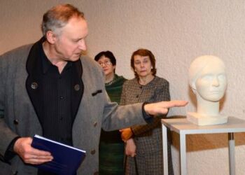 Skulptorius Osvaldas Neniškis parodos atidarymo metu pasakojo apie kiekvieną studentų skulptūrą. Jono JUNEVIČIAUS nuotr.