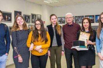 Fotografijos mokytojas Alfredas Motiejūnas su laureatais ir prizininkais po apdovanojimų ceremonijos.