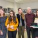 Fotografijos mokytojas Alfredas Motiejūnas su laureatais ir prizininkais po apdovanojimų ceremonijos.