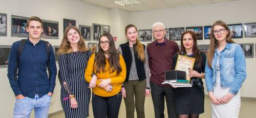 Fotografijos mokytojas Alfredas Motiejūnas su laureatais ir prizininkais po apdovanojimų ceremonijos.