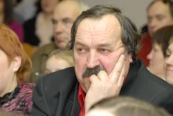 Buvęs Anykščių rajono Tarybos narys Romaldas Gižinskas piktinasi serialo "Varom į miestą" režisieriaus elgesiu.