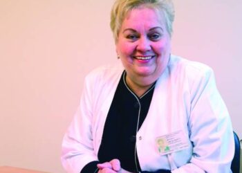Anykščių rajono savivaldybės ligoninės gydytoja endokrinologė Regina Arlauskienė sako, kad gydytojai prie pacientų mirčių nepripranta: „Man labiausiai norisi, kad žmogus, atėjęs pas gydytoją, visada iš jo išeitų savomis kojomis...“ Jono JUNEVIČIAUS nuotr.