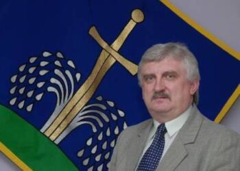 Kavarsko seniūnas Algirdas Gansiniauskas anksčiau sakė laukiantis, kada serialas "Varom į miestą" bus pradėtas rodyti per televiziją, bet apie jį kalbėti bijo "kaip velnias kryžiaus".