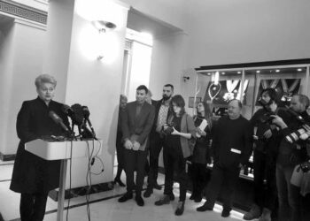 Prezidentė Dalia Grybauskaitė aptarti evakuacija virstančios emigracijos sukvietė šalies merus.