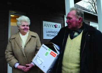 „Anykštos“ prenumeratorių loterijos prizą laimėję, pernai auksines vestuves atšventę, sutuoktiniai Ona ir Jonas Čeponiai atsiimti prizo atėjo kartu.  Autoriaus nuotr.