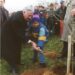 Karaliaus Mindaugo ąžuolyno parke prieš daugelį metų ąžuoliuką pasodino Prezidentas Valdas Adamkus, tačiau jis vandalų buvo nulaužtas.