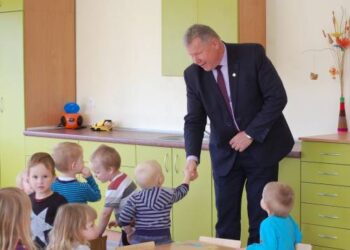 Anykščių vaikų lopšelio - darželio "Žiogelis" kolektyvą sveikins Anykščių rajono meras Kęstutis Tubis.