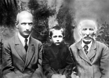 Čia – visi trys Žukauskai, 1920 m. susitikę jaunoje Lietuvos Respublikoje, Anykščiuose. Senelis Julijonas, jau sulaukęs 76-erių, tėvas rašytojas Antanas Vienuolis, tuo metu 38-erių, ką tik grįžęs iš Rusijos, ir jo sūnus Stasys, gimęs ir augęs Maskvoje. Būdamas 6-erių, pagaliau atsidūręs Lietuvoje ir Anykščiuose pirmąkart pamatė gyvą savo senelį. Ta proga visi trys šios Žukauskų giminės vyrai ir nusifotografavę. Dabar nuotrauka saugoma muziejaus fonde.
