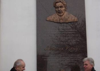 Memorialinę lentą atidengė "prisiekę" socialdemokratai: S. Kario fondo valdybos pirmininkas  Dobilas Kirvelis ir Utenos meras Alvydas Katinas. Autoriaus nuotr.