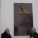 Memorialinę lentą atidengė "prisiekę" socialdemokratai: S. Kario fondo valdybos pirmininkas  Dobilas Kirvelis ir Utenos meras Alvydas Katinas. Autoriaus nuotr.