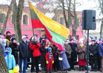 Anykštėnų minioje Vasario 16-ąją buvo ir garsiausias Lietuvos alpinistas Vladas Vitkauskas, į šventę atsinešęs savąją vėliavą.
