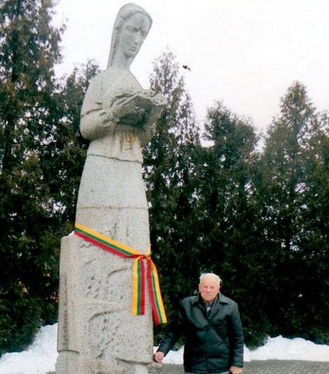 Trispalvis kaspinas laisvės gynėjų paminklą puošė dvi savaites, kol jį kažkas pavogė. Broniaus Tvarkūno nuotr.