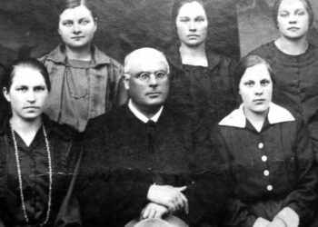 Antano Patamsio nuotraukos fragmente – Troškūnų klebonas Antanas Pauliukas tarp bažnyčios giesmininkių apie 1925 m.