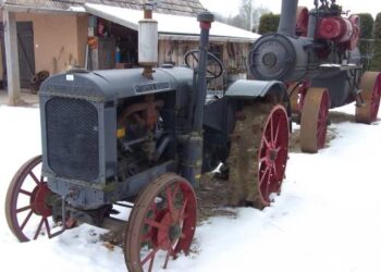 Vienas iš šių amerikietiškų traktorių greitai praturtins siauruko istorijos ekspoziciją Anykščiuose.Autoriaus nuotr.