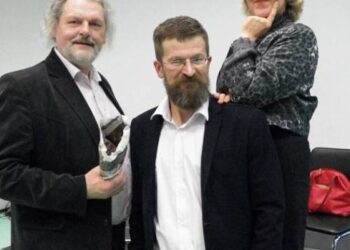 Žurnalistą Vidmantą Šmigelską kalbino kolegos iš "Utenos dienos" laikraščio - vyriausiasis redaktorius Vytautas Ridikas ir žurnalistė Elvyra Sabalytė. Nuotraukos iš Utenos A. ir M.Miškinių bibliotekos "Facebook"-o
