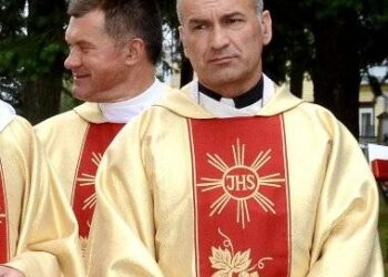 Troškūnų Švč. Trejybės parapijos klebonas Saulius Filipavičius vos prasidėjus karui ėmė rūpintis pabėgėliais iš Ukrainos: jiems gyvenamąją vietą suteikė vienuolyne.