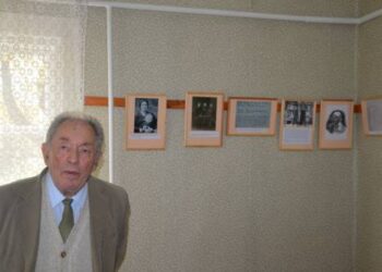 Prof. Karolis Rimtautas Kašponis Kunigiškių muziejuje apžiūri pasaulinio garso mokslininko Algirdo Juliaus Greimo atminimui įrengtą memorialinę ekspoziciją.