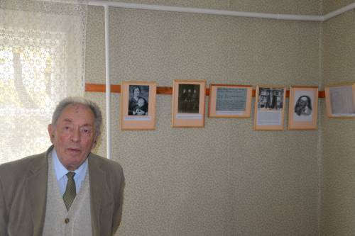 Prof. Karolis Rimtautas Kašponis Kunigiškių muziejuje apžiūri pasaulinio garso mokslininko Algirdo Juliaus Greimo atminimui įrengtą memorialinę ekspoziciją.