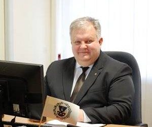 Iki šiol dėl individualaus darbo laiko režimo grafiko į rajono Tarybą buvo kreipęsis tik savivaldybės administracijos direktoriaus pavaduotojas  Ramūnas Blazarėnas.