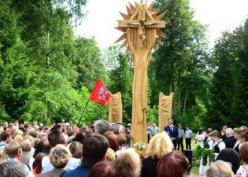 Pernai arkivyskupo Teofiliaus Matulionio gimtinėje jo garbei pastatytas medinis kryžius. Nuotr. Jono JUNEVIČIAUS