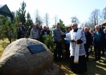 Paminklinį akmenį Balio Karvelio gimtinėje pašventino Vyžuonų parapijos klebonas Eugenijus Staleronka.