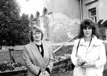 2004 – ųjų birželio mėnesį kultūros darbuotoja Irena Adamonienė (dešinėje) ir Burbiškio bendruomenės pirmininkė Fortūna Rukšienė tikėjosi, kad dvaro oficinoje įkurtas muziejus pritrauks nemažai lankytojų.                                            Autoriaus nuotr.