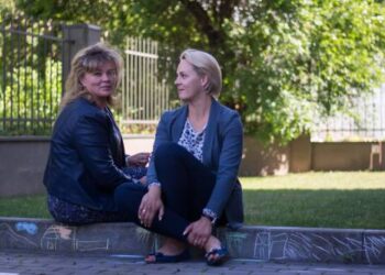 Centro vadovė Jolanta Pleškienė (kairėje) ir Moters ir Vaiko krizių tarnybos socialinė darbuotoja Karolina Sakalauskienė (dešinėje) džiaugiasi, kad jų veikla naudinga – padrąsintos moterys priima pagalbą, naudojasi teikiamomis paslaugomis. 