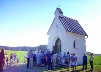 Saulėtą gegužės vakarą maldininkai susirinko prie mažosios koplytėlės.