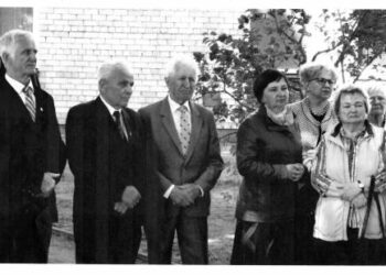 Tremtinių susitikimas Subačiuje. Iš kairės: Gintaras Stašys, knygos apie tremtį Mansko rajone „Vaikystės spalvos“ autorius Jonas Tvaska, Antanas Šleivys iš Pasvalio, Mykolas Uža iš Subačiaus, Sibire, Pimijoje gimusi vaistininkė iš Panevėžio, toliau – Aldona Januškaitė - Zakienė iš Biržų, Bronė Astravaitė – Januškienė iš Biržų kt.