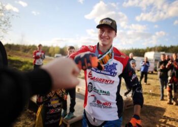 Mickūnų MX parko trasoje sekmadienį kovos Pasaulio motokroso taurės etapo nugalėtojas, iš Anykščių kilęs Arminas Jasikonis.