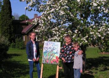 Didžiausi menininkės Stasės Rulevičienės kūrybos gerbėjai – anūkai Joris ir Urtė.