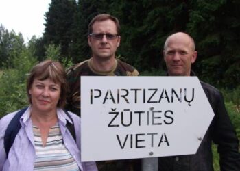 Prie rodyklės į partizanų žūties vietą stabtelėjo ją įrengę Birutė, Valdas ir Algimantas. Autoriaus nuotr.