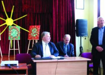 Anykščių savivaldybės administracijos direktorius Audronius Gališanka (viduryje) Debeikių pagrindinėje mokykloje turėjo jaustis ypač jaukiai – ši mokykla buvo pirmoji jo darbovietė.