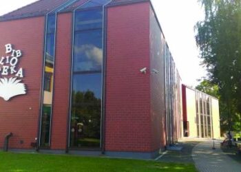 Maždaug prieš dvi savaites raidės iškaboje ant Anykščių L. ir S.Didžiulių viešosios bibliotekos sienos atsistojo į savo vietas. Kalbininkai jau gali būti ramūs, tačiau architektai sako, kad šią iškabą apskritai reikėtų nuo bibliotekos sienos nuimti.