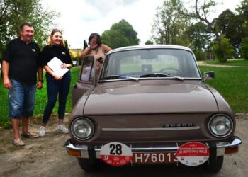 Šeimyninis paneviežiečių Jurijaus, Elenos ir Danutės Krinicynų ekipažas važiuoja 1976 metų laidos „Škoda S – 100“.