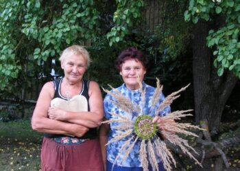 Birutė Mikalkevičienė jau nupynė pirmą savo darbelį. Visa tai – su mokytojos Stasės Rulevičienės pagalba.