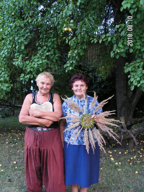 Birutė Mikalkevičienė jau nupynė pirmą savo darbelį. Visa tai – su mokytojos Stasės Rulevičienės pagalba.